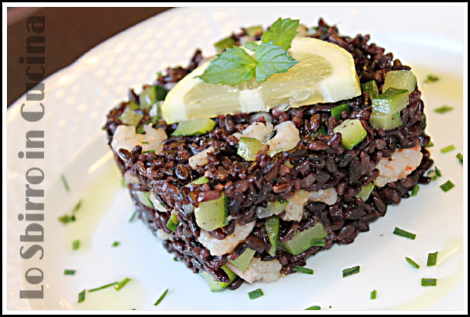 insalata di riso venere con gamberi e zucchine